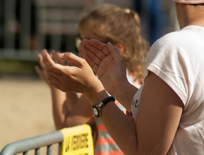 鼓掌的女人背景图片