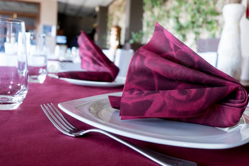 红色桌布上的餐具背景图片