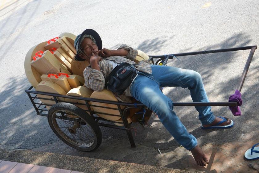 推车上睡觉的男人背景图片