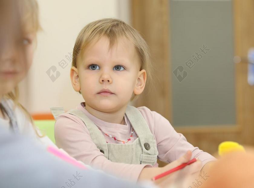 摄影简约教训婴儿背景图片