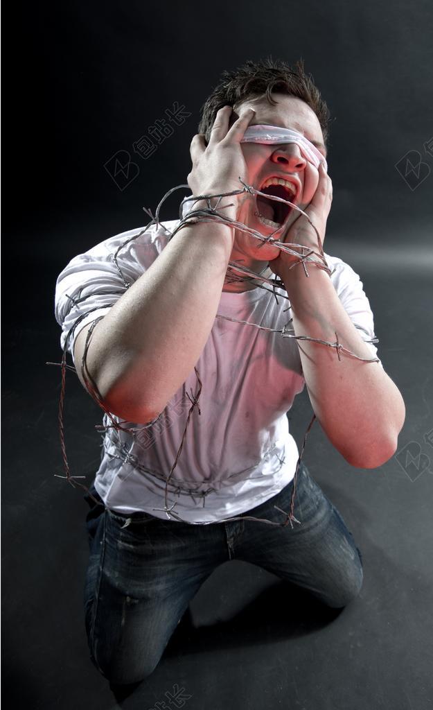 呐喊的男人背景图片