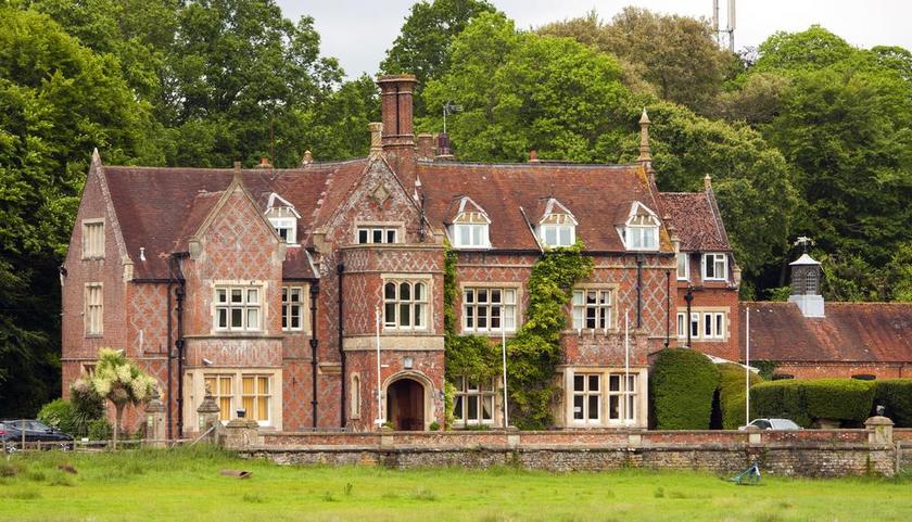 草地上的老旧房子背景图片