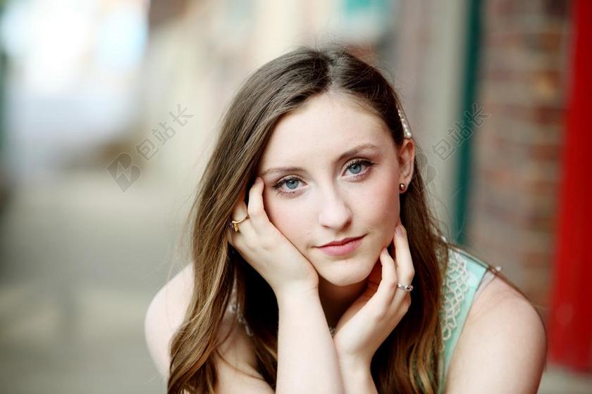 白色摄影唯美女人微笑宣传背景图片