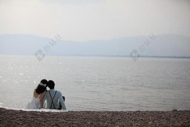 海边的新娘和新郎背景图片