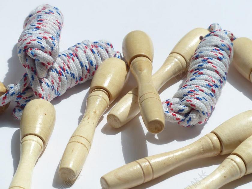 木头跳绳背景图片