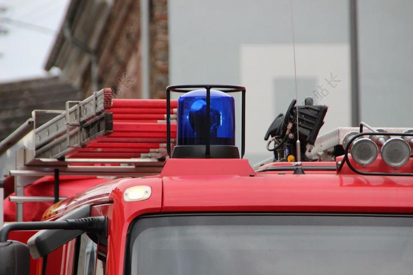 红色的消防车背景图片