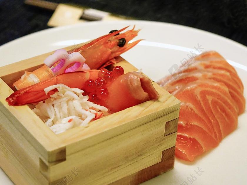 日本美食料理新鲜龙虾三文鱼生鱼片背景图片