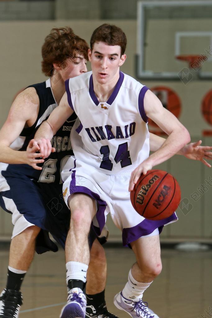 篮球运动员急速带球突破背景图片