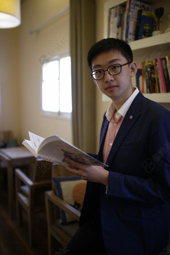 教育时尚阅读书本的西装男子背景图片