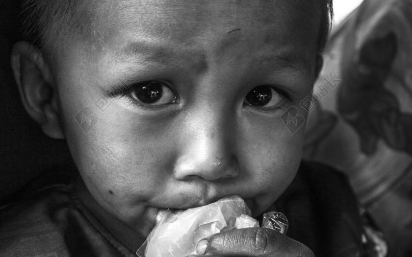 黑白人肖像脏小孩子背景图片