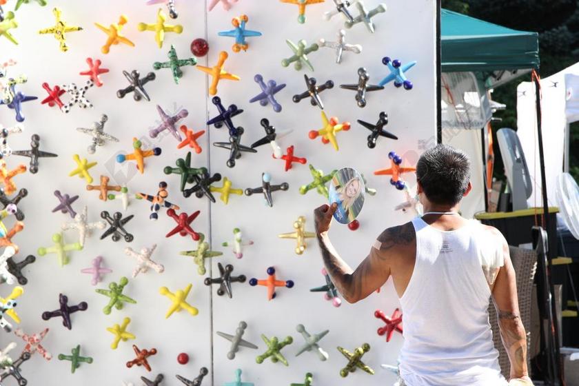 广告时尚艺术墙壁上的飞机工艺品背景图片