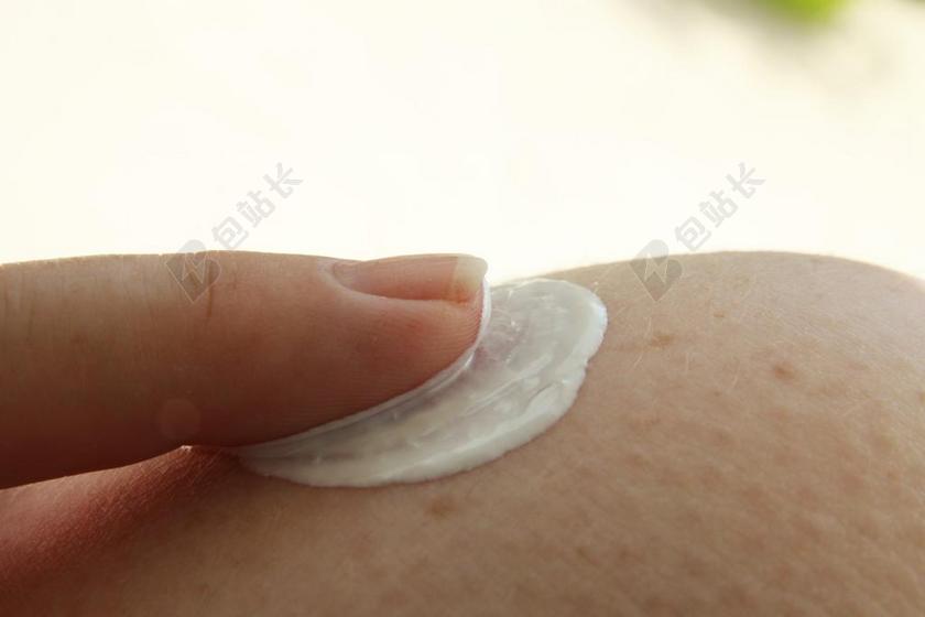 日常涂抹防晒霜皮肤护理背景图片