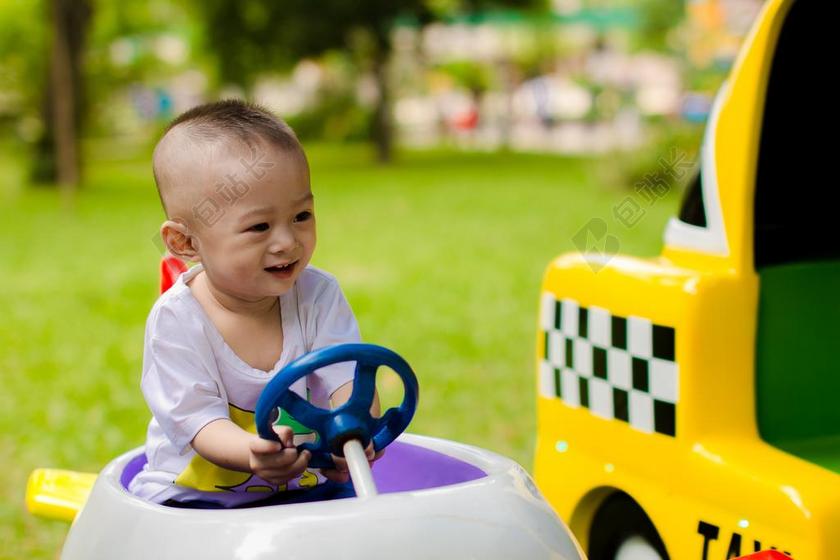 孩子 VUI彩 丛VIEN 玩 区胫 公园 男孩 玩具 汽车