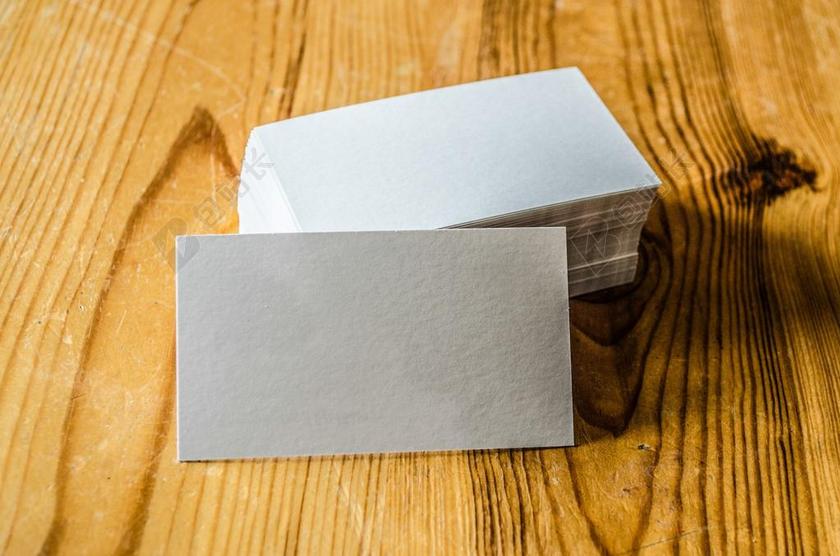 木板办公桌白色纸张背景图片