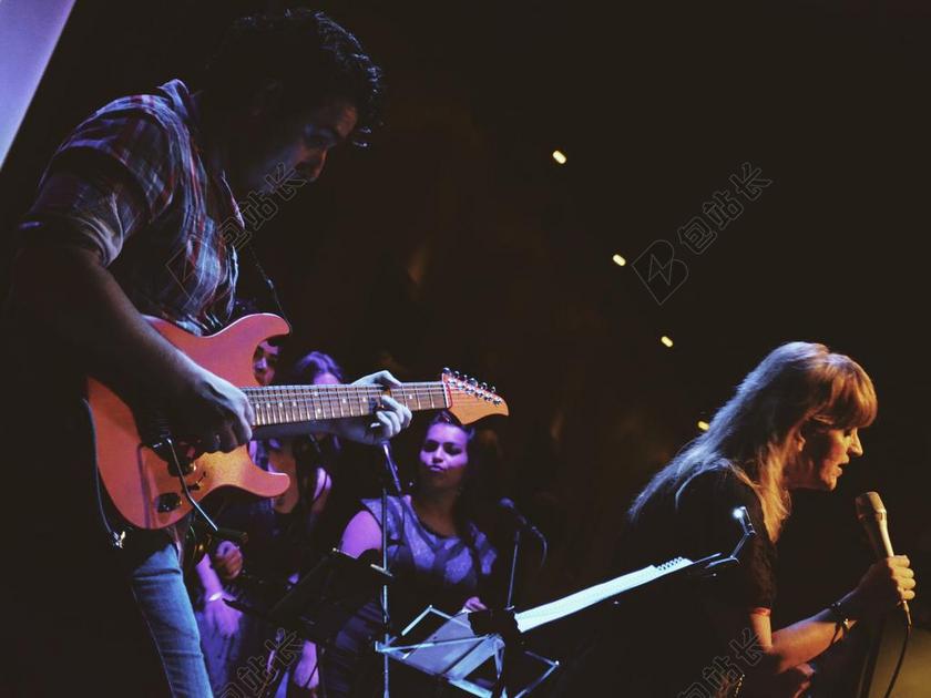 吉他 音乐会 歌手 合唱团 活着 歌曲 凑合