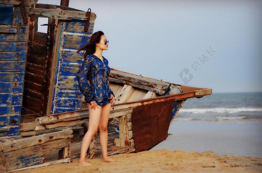 旅游自然沙滩上的女子背景图片