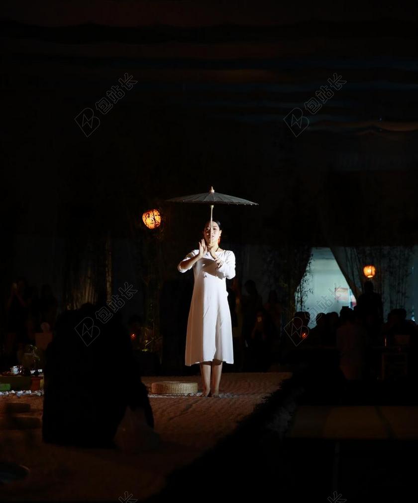 广告时尚设计空间撑伞的女生模特背景图片