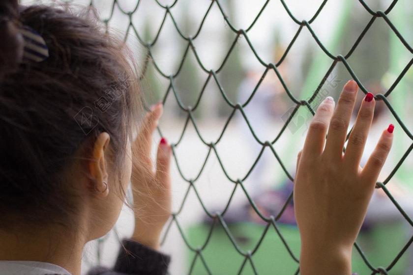 摄影清新操场观望女孩背景图片