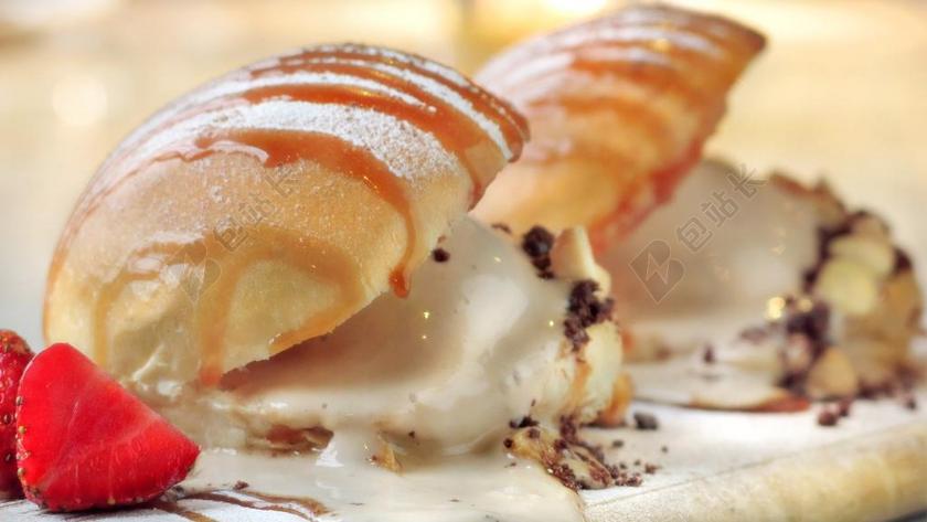 餐饮时尚草莓洪培冰淇淋面包背景图片