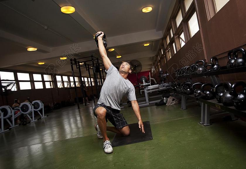 广告时尚健身房做拉伸的男子背景图片