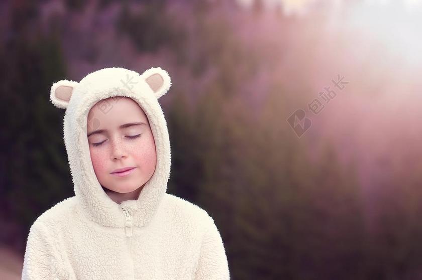 人 人的 女性 女孩 西装的熊 服装 性质 出 闭眼 面对