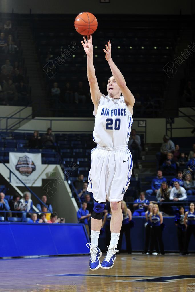 摄影时尚篮球运动员偷蓝背景图片