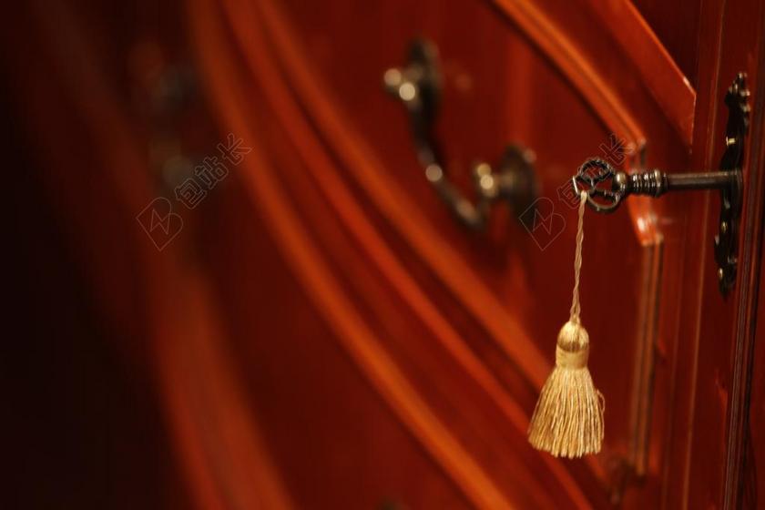 办公室木质箱体特写镜头 樱桃柜钢钥匙 办公家具