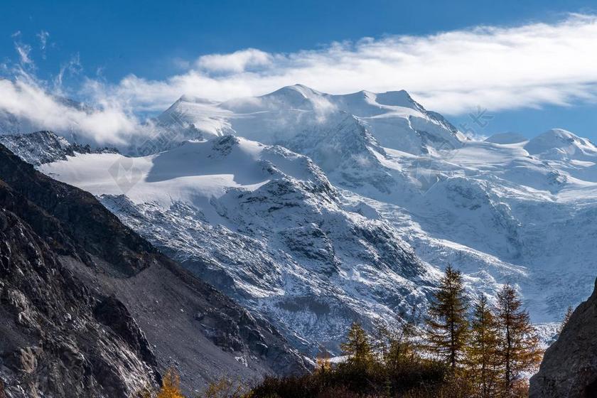 秋季 落叶松 落叶松变色 秋天的颜色 金色的秋天 恩加丁 冰川