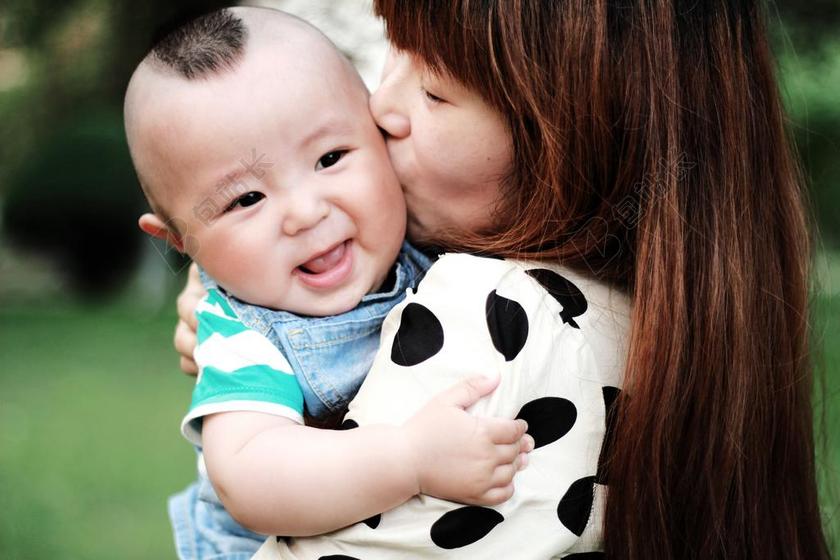 摄影自然母亲亲吻儿子背景图片