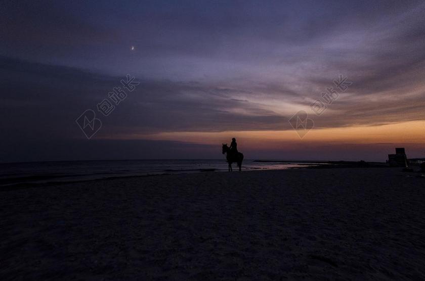运动清新黑夜骑马背景图片