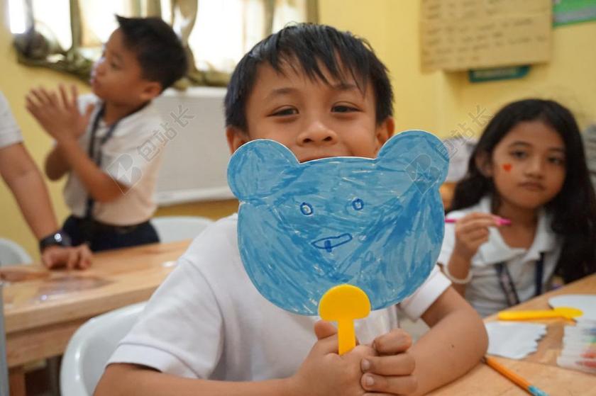 人肖像男孩和扇子背景图片