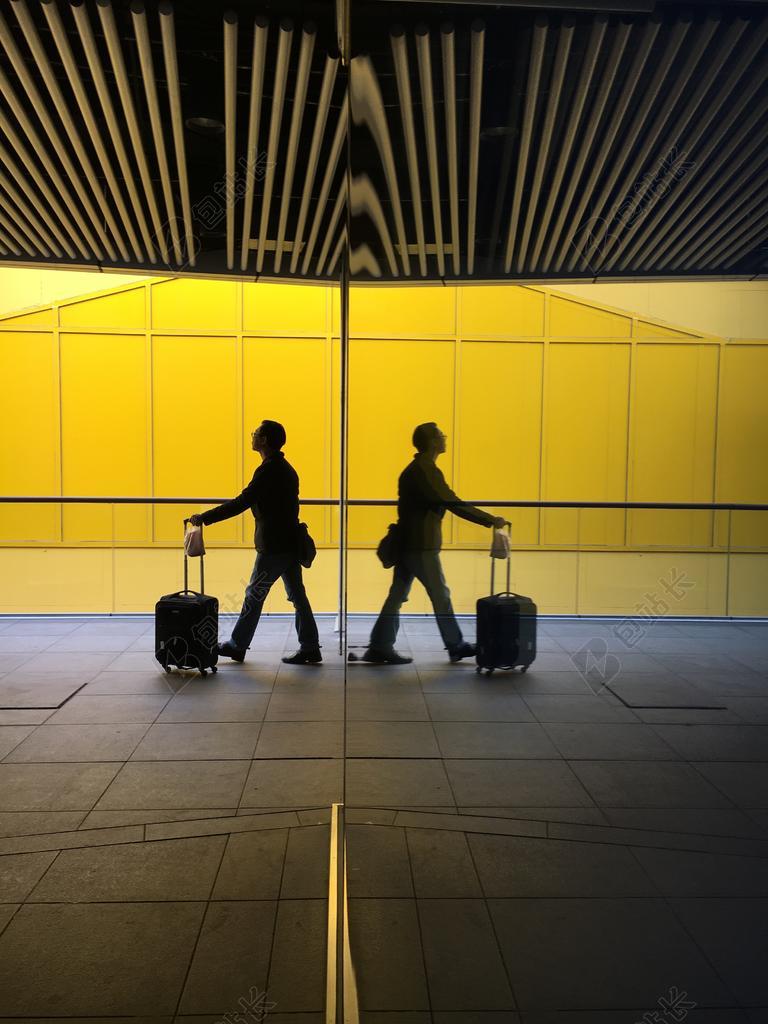 摄影艺术三里屯机场托行李的人镜像背景图片