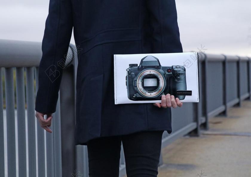 广告时尚手拿相机的男子背景图片