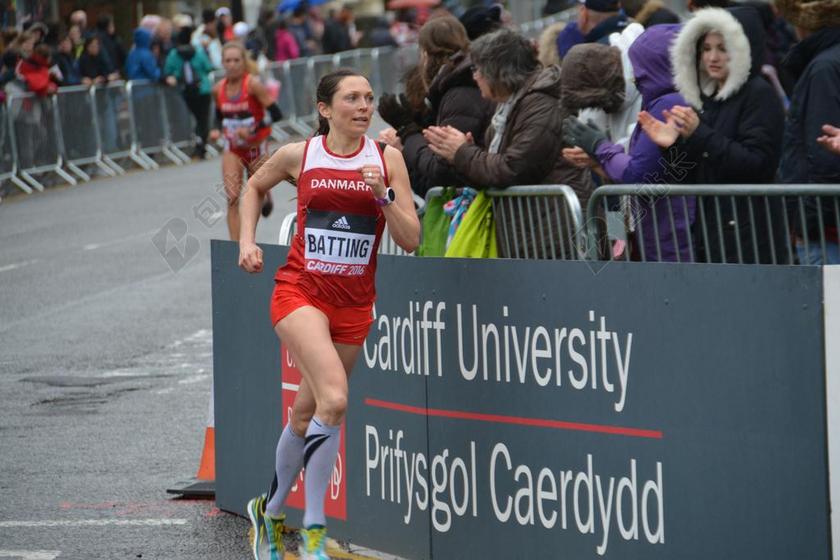 摄影简约跑步比赛中的参赛者背景图片