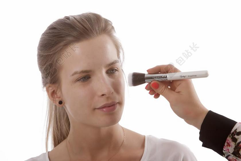 广告简约化妆师化妆中背景图片