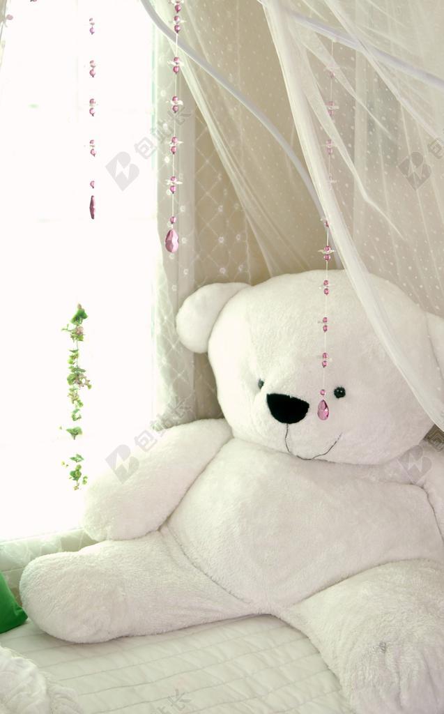 广告时尚床上的白色小熊背景图片