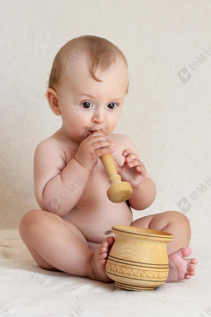 清新吹笛子的婴儿背景图片