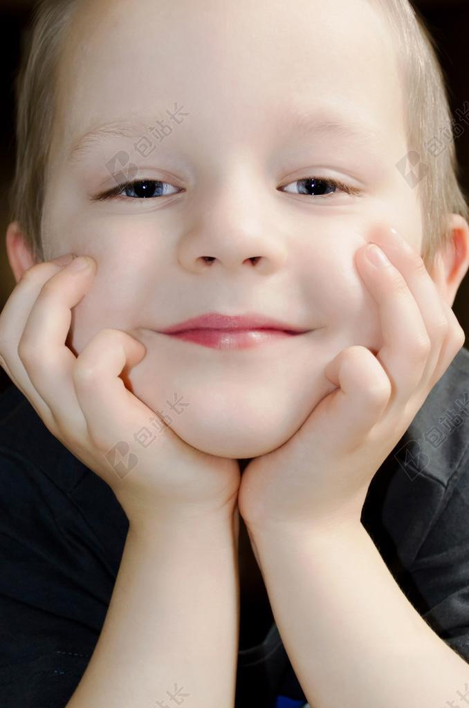 儿童 男孩 孩子 年轻 微笑 脸 眼睛 眼 看 查看 手