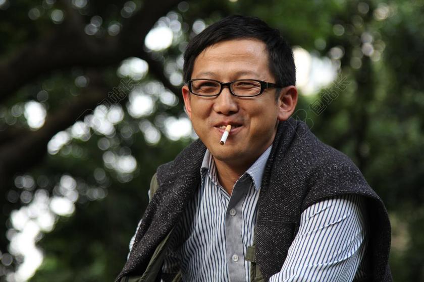 笑 中年男人 阳光积极 肖像 抽烟 香烟