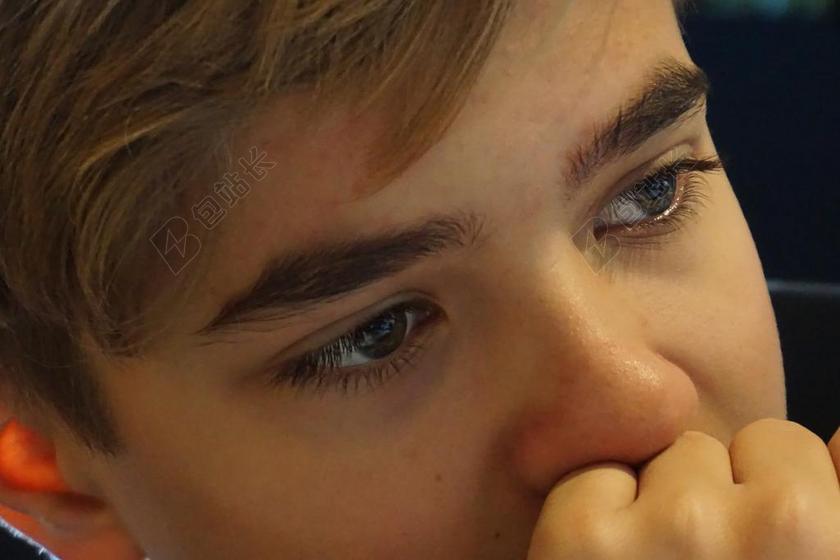 孩子 周到 男孩 面对 金发 查看 思维 悲伤 眼睛 人的