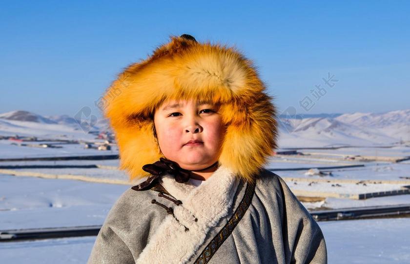 男孩 冬天 孩子 蒙古 雪 冷 帽子 毛皮 宁静 白
