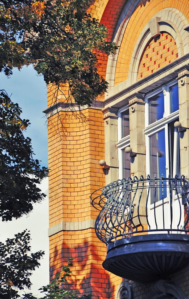 建筑时尚阳台厂老板的别墅背景图片