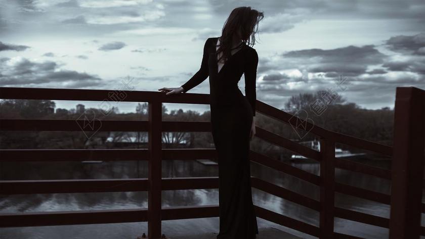 长连衣裙 苗条 女孩 模型 明亮的剪影 身材匀称 剪影 男人