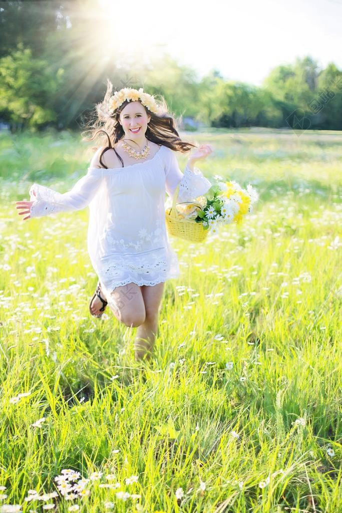 摄影唯美奔跑的年轻的女子背景图片