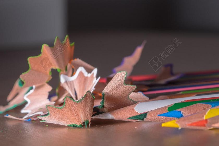 指出 刨花 斯皮策 彩色的铅笔 木衣夹