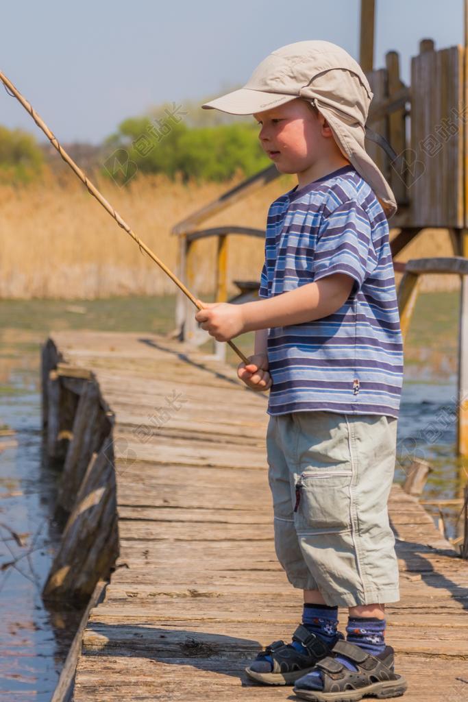 摄影简约岸边的孩子钓鱼背景图片