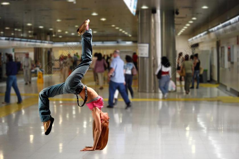 摄影简约地铁站里倒立背景图片