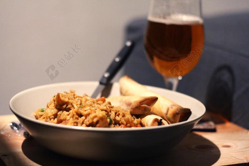 餐饮唯美炒饭啤酒背景图片