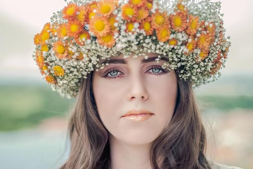 广告时尚头戴花圈的女性模特背景图片