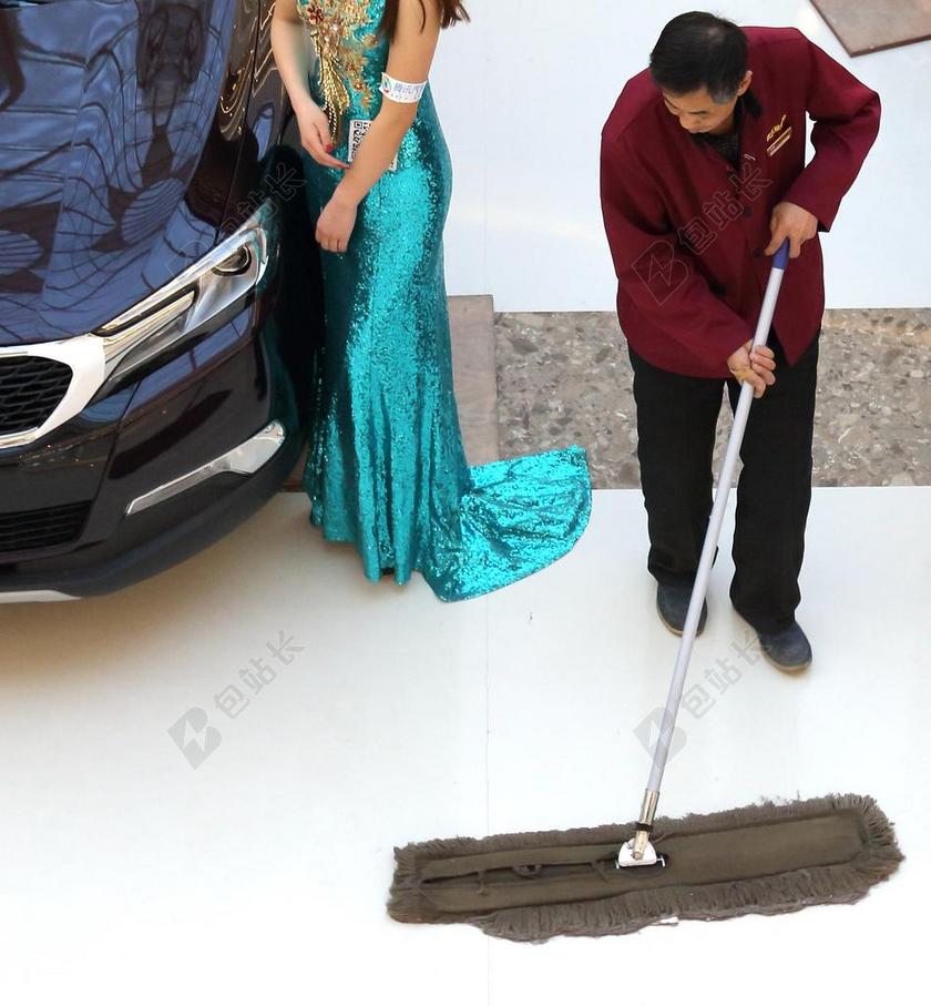 摄影简约男性扫地服务员背景图片